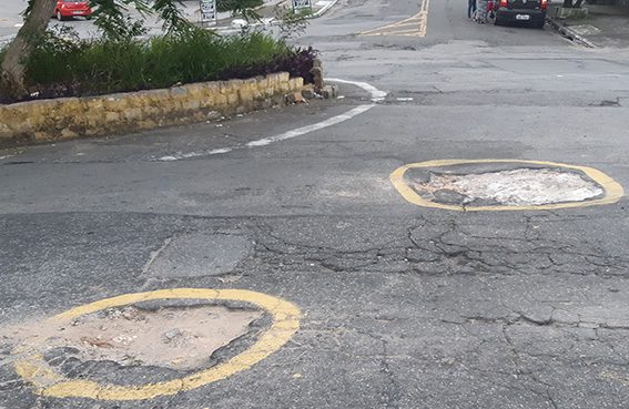 Vila Guilhermina Tem Buracos Pintados Para Chamar A Ateno Da