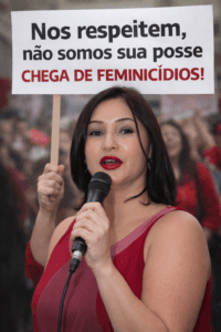 Mulher protestando contra feminicídios